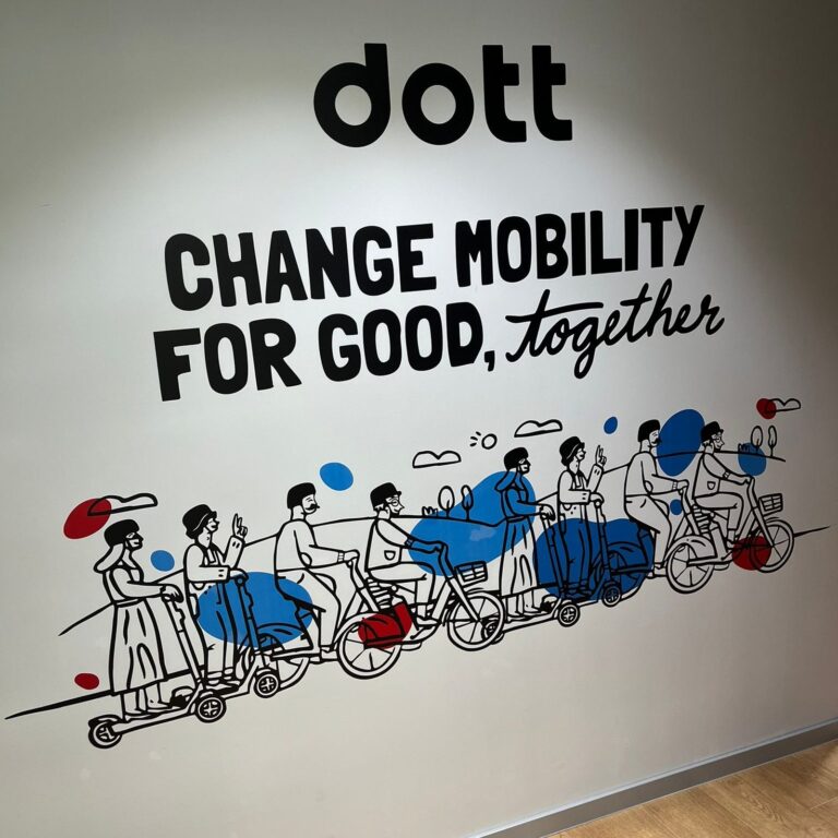 Nadruk na ścianie – hasło DOTT „Change mobility for good”