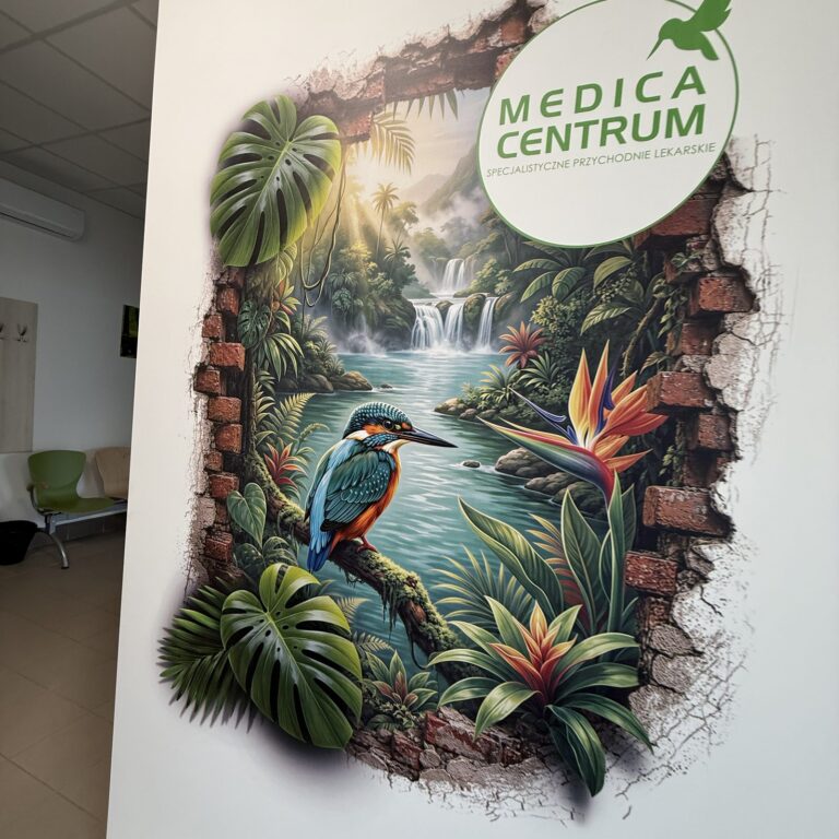 Druk ścienny UV – grafika 3D z rajskim ptakiem, Medica Centrum