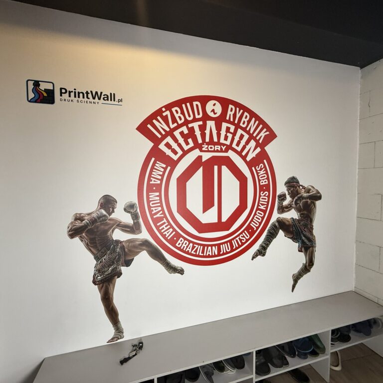 Druk na ścianie w klubie sportowym – logo Octagon Rybnik