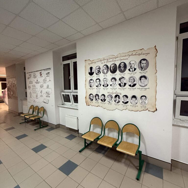 Druk ścienny UV na korytarzu szkolnym w Opatowie